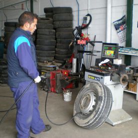 Jocavís Trujillo persona realizando calibración de neumático